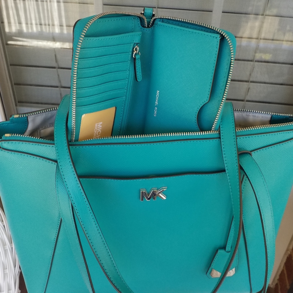 Michael Kors Pruse Set (SOLD) - Picture 9 of 12